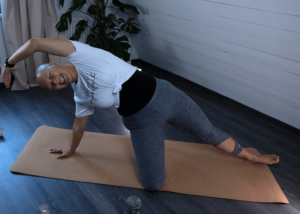 Nicole Büsching zeigt Power Yoga
