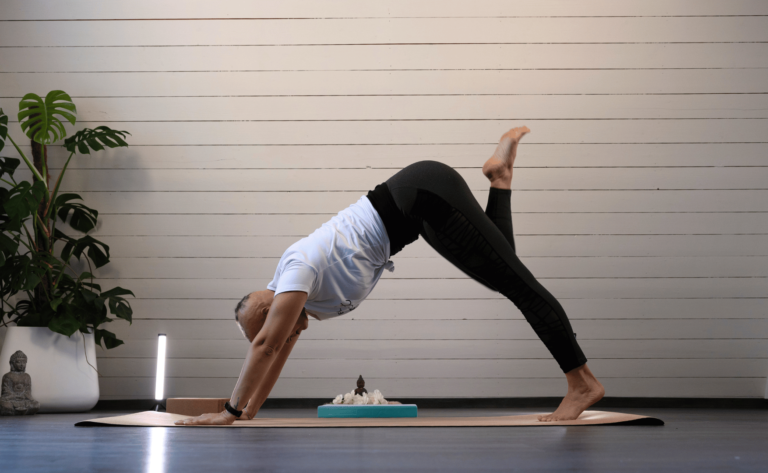 Nicole Büsching zeigt Yoga Dance